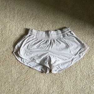 Lululemon Hotty Hot 2.5” Light gray Shorts
